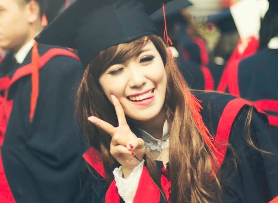 Hot girl sieu vong mot xi tin trong ngay tot nghiep hinh anh