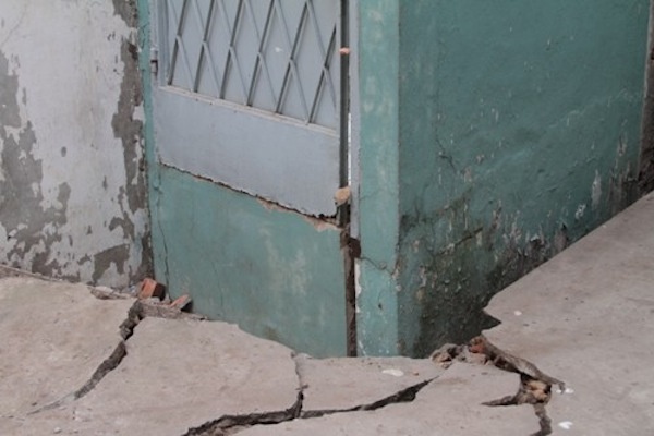 5 nha dan nut toac, nghieng ben kenh Tan Hoa – Lo Gom hinh anh