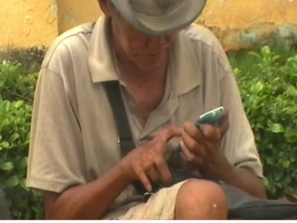 Ong gia an xin xai… iPhone hinh anh