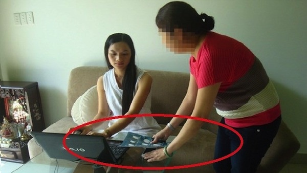 Mao nhan vien tiep thi trom iPhone 5 truoc mat 'kho chu? hinh anh