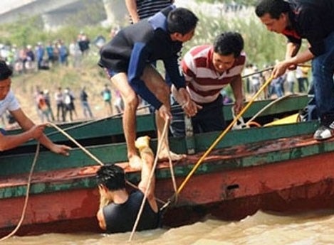 Nem con nguoi tinh xuong song hinh anh