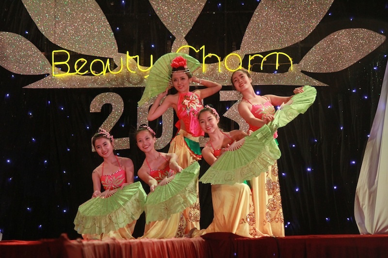 10 nu xinh hot nhat DH Ngoai thuong do sac trong dem gia ret hinh anh