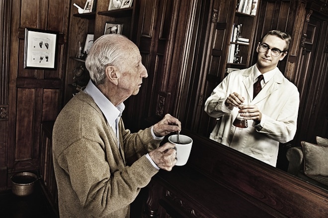 Anh nguoi lon tuoi nhin lai thoi tre qua guong doc dao hinh anh