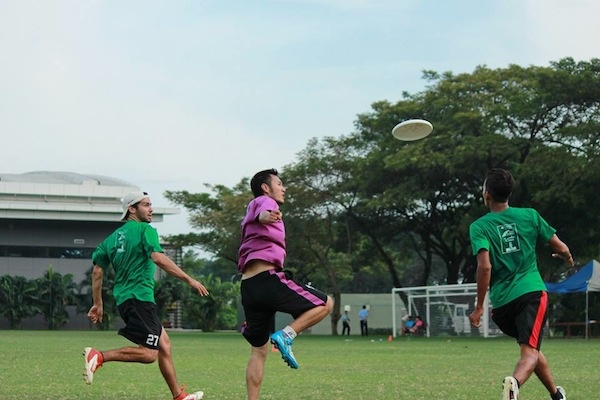 Thu choi nem dia bay cua gioi tre Viet hinh anh