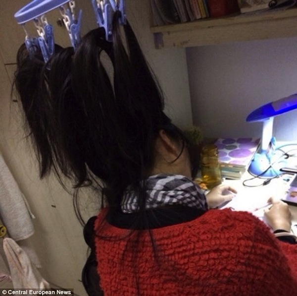 Nu sinh buoc toc len tran nha on thi hinh anh