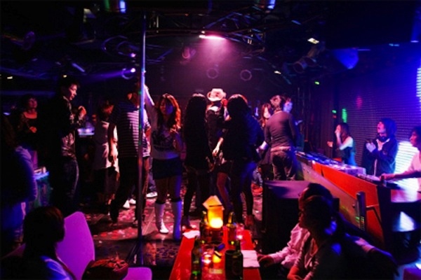 Nu sinh mat gia vi kiem song tai bar? hinh anh