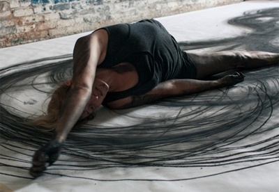 Co gai dung co the ve tranh hinh anh