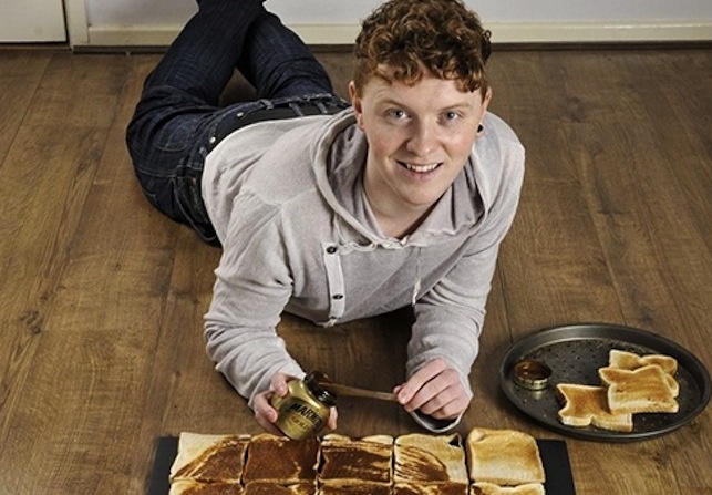 Chang trai ve chan dung nguoi noi tieng bang thuc an hinh anh