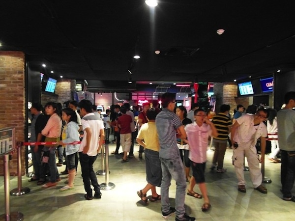 Mung 2 Tet, gioi tre Sai Gon keo nhau den rap chieu phim hinh anh