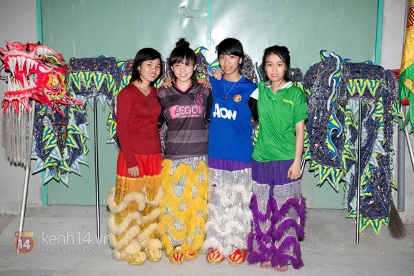 Chuyen nghe nhung co gai mua lan su rong tre nhat Viet Nam hinh anh