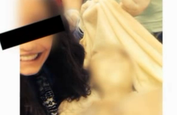 Nu sinh chup anh cuoi dua ben xac chet hinh anh