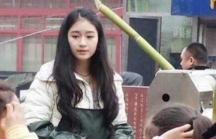 Hot girl ban nuoc mia gay sot cong dong mang Trung Quoc hinh anh