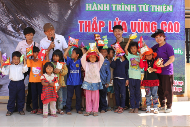 Gioi tre Sai thanh trao qua cho tre em ngheo hinh anh