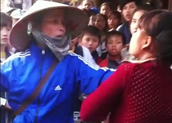 Vu phu huynh tat nu sinh: Se xu ly hanh chinh nguoi me hinh anh