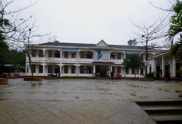 Truong thu tien giao vien de cam on xa hinh anh