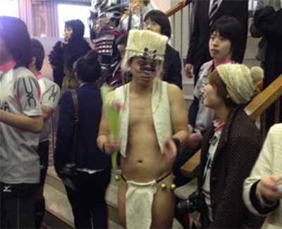 Trang phuc quai di trong le tot nghiep cua sinh vien Nhat hinh anh