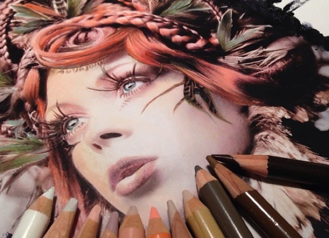 Co gai dung but mau ve tranh song dong nhu that hinh anh