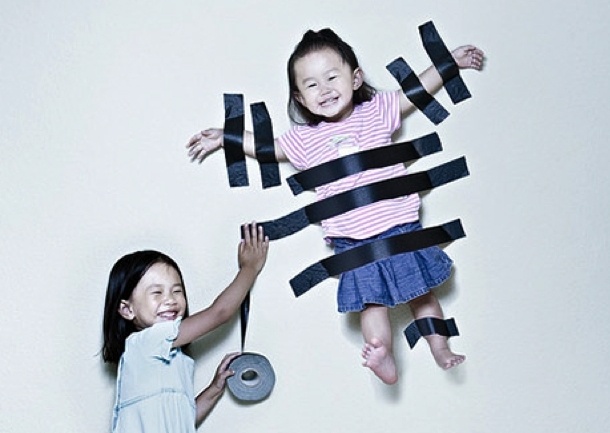 Bo anh dang yeu khi dang choi dua cua hai chi em hinh anh