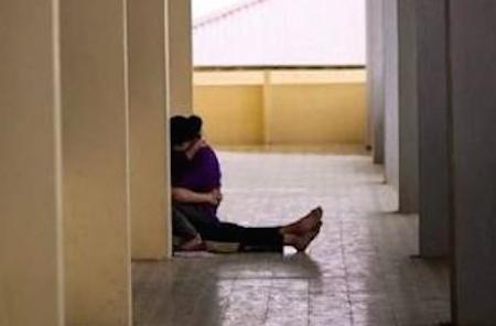 Cap doi yeu nhau qua lo o khu vuc hanh lang hinh anh