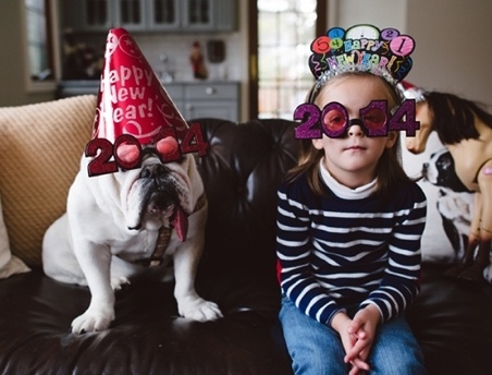 Bo anh tinh ban giua be gai va thu cung hinh anh