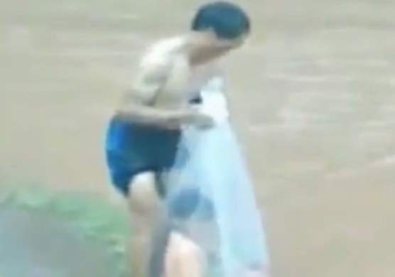 Clip hoc sinh chui tui nilon qua suoi len bao nuoc ngoai hinh anh