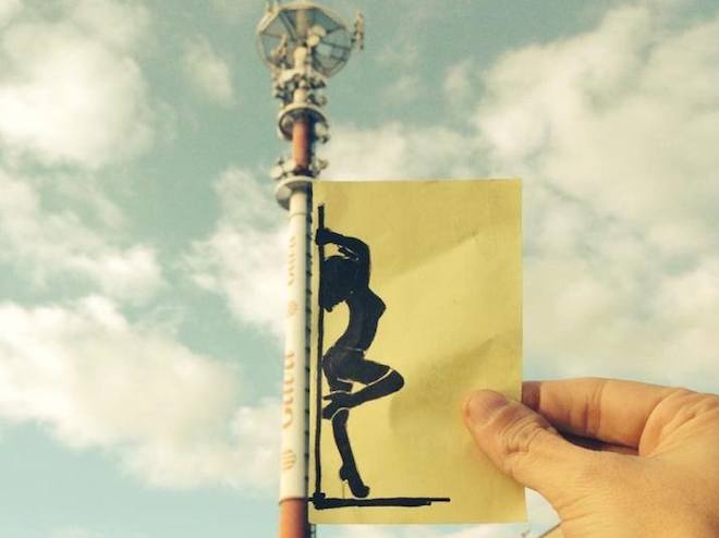 Chang trai co so thich ghep tranh ve tren pho hinh anh