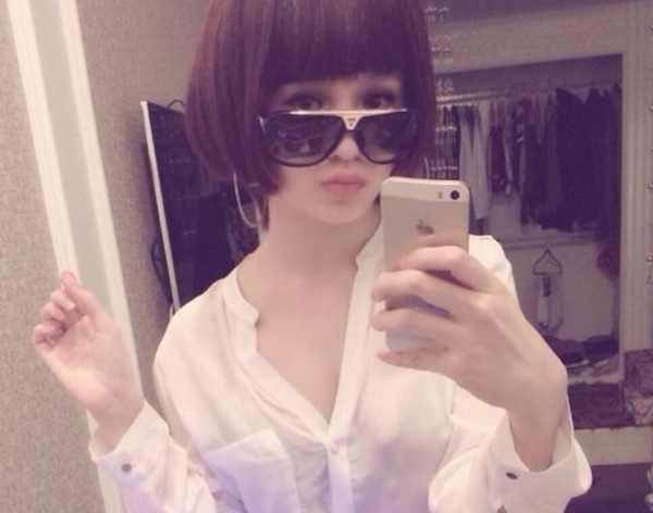 Cô nàng cũng hay có thói quen tự chụp ảnh trước gương. 