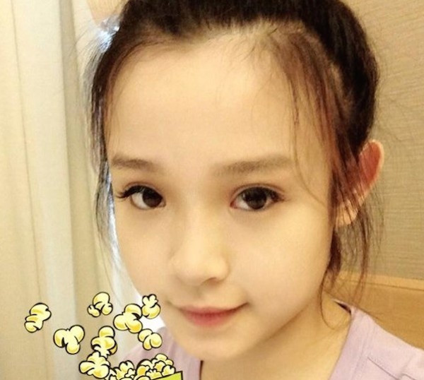 Gương mặt không tuổi của Huyền Baby làm người ta không dám tin rằng hot girl đình đám này đã bước sang tuổi thứ 25 và đang làm mẹ của một công chúa đáng yêu. Thế nhưng gương mặt mộc không trang điểm cùng mái tóc búi cao này làm cô nàng xì tin hơn bao giờ hết.