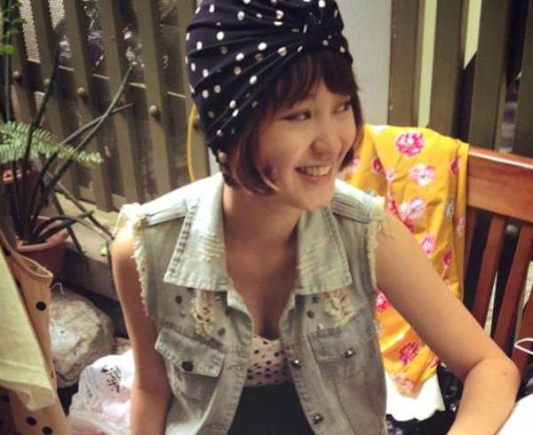 ...hay phong cách ăn mặc cũng như phong thái trong từng bức hình luôn trẻ trung và gần gũi làm Mi Vân vẫn được nhiều người nhắc đến dù không còn tham gia các hoạt động nghệ thuật nữa.