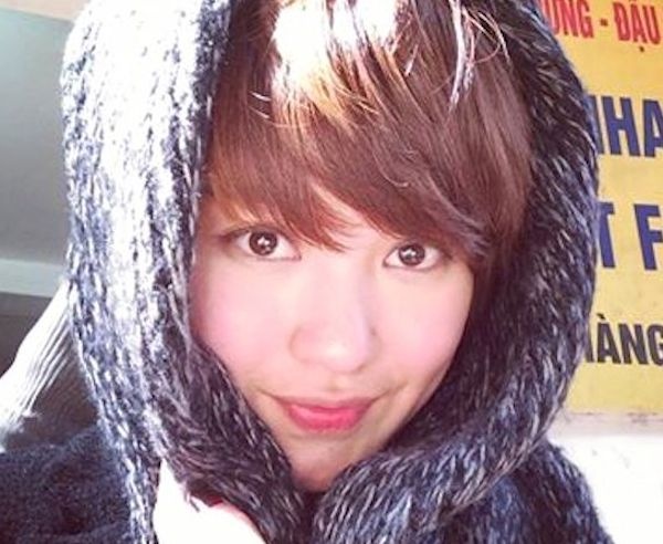 Dù đã bước sang tuổi 26 nhưng nhan sắc rạng ngời của Mi Vân - hot girl đầu tiên của Việt Nam - vẫn làm người ta trầm trồ. Đôi mắt biết nói, làn da đẹp cùng má lúng làm Mi Vân luôn rạng rỡ trong mọi bức hình. Và hiện tại, dù con gái Bào Ngư đã gần 3 tuổi nhưng những khoảnh khắc nhí nhảnh với mái tóc ngắn và thói quen nghịch ngợm cùng khăn quàng này của Mi Vân làm người ta thích thú.