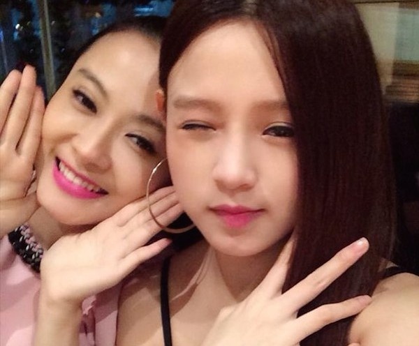 Nhắm mắt đăng hình cùng bạn.