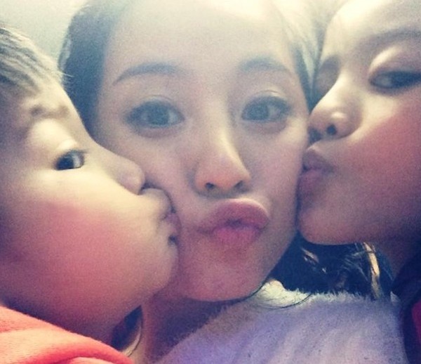 Không thể thiếu khoảnh khắc chu môi hay thậm chí là... nũng nịu trước những nụ hôn ngọt ngào thắm thiết từ 2 con.