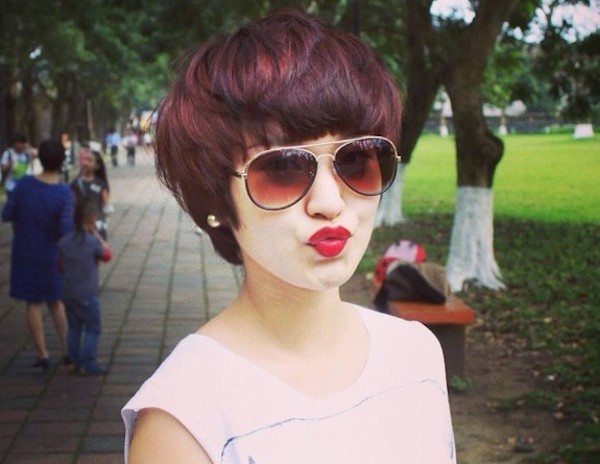 Cô nàng cũng giữ thói quen chu môi khi chụp ảnh như ngày nào...