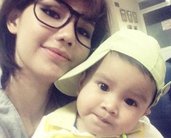 Niềm hạnh phúc của bà mẹ một con này được thể hiện qua từng bức ảnh.