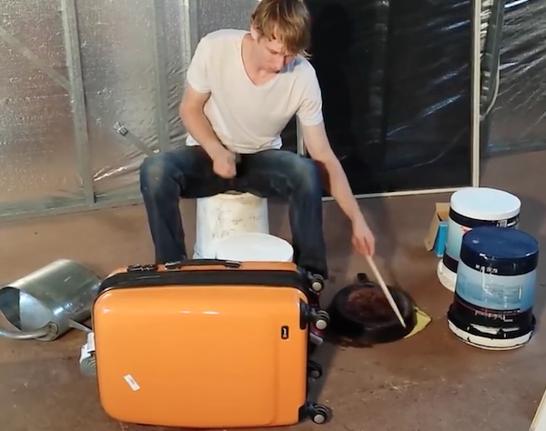 Clip choi trong bang vali, chao... doc dao hinh anh