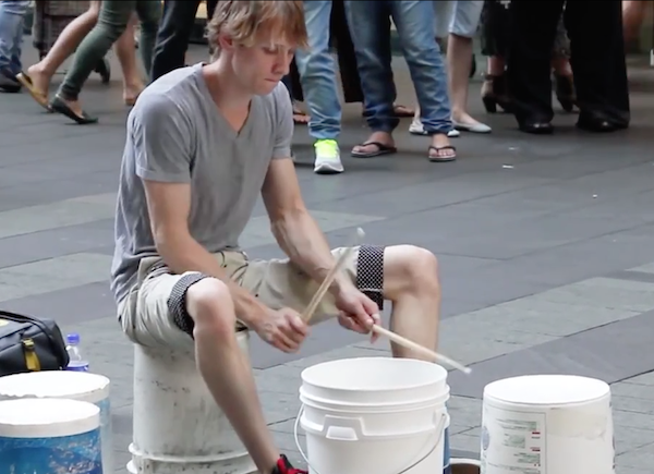 Chang trai choi trong tren xo nhua hut 7,5 trieu luot xem hinh anh