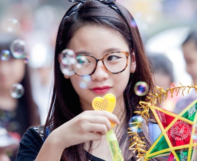 Cô bé cũng rất biết khai thác lợi thế để khiến mình nổi bật và lôi cuốn hơn.