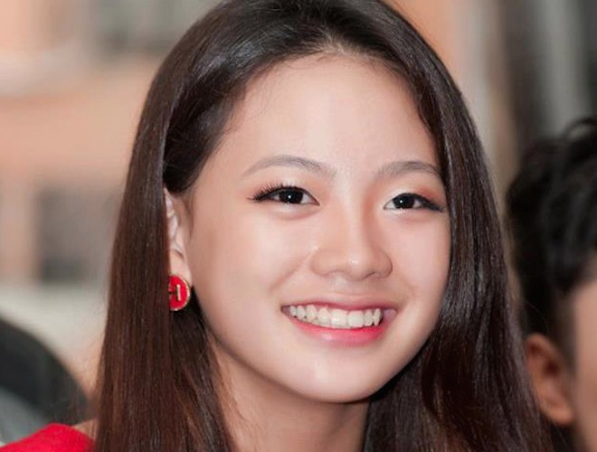 Phan Nguyễn Quỳnh Hương trẻ trung tươi xinh với gương mặt hài hòa nữ tính.