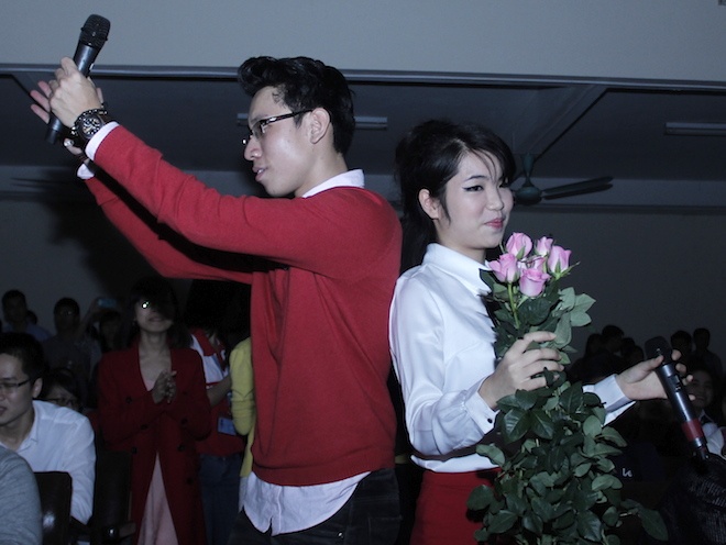 Phạm Hoài Nam - Hà Trang Vân thể hiện sở trường ca hát của mình thông qua ca khúc Sunday morning.