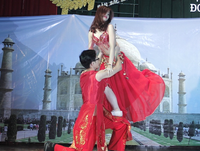 Thí sinh Vũ Trí Quang và Nguyễn Lam Quỳnh lại lựa chọn điệu múa Ấn Độ sôi động cho đêm bán kết.