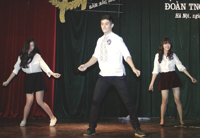 Chàng trai người Ukraina Chan Anton cùng cô bạn đồng hành Nguyễn Thị Huyền đã mang đến màn chơi nhạc cụ và nhảy độc đáo.