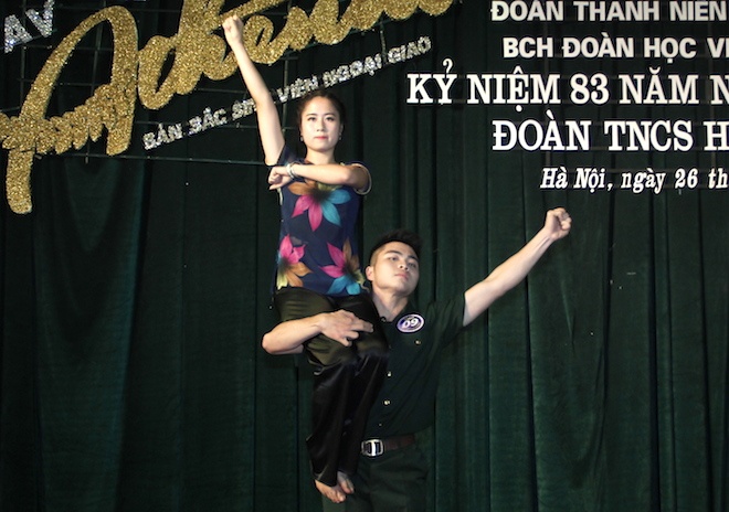 Không giống như các thí sinh khác, cặp đôi Tạ Nhật Anh - Trần Thúy Hằng chọn hình tượng Võ Thị Sáu làm chủ đề cho màn múa võ Vovinam của mình.