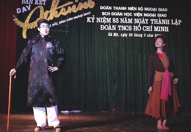 Các thí sinh trong đêm bán kết đều có những màn biến hoá, lột xác đầy bất ngờ. Có thể kể đến như bộ đôi Nguyễn Trọng Hoàng Sơn - Lê Thu Trang đã không ngại xấu, vào vai Lý trưởng - Mẹ Đốp vô cùng thành công.