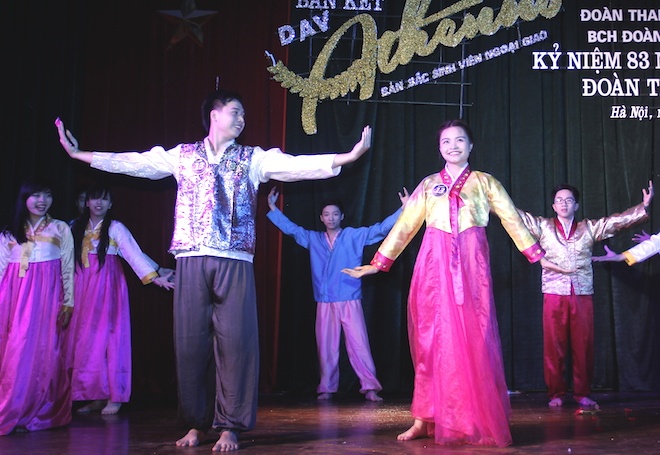 Trong bộ trang phục truyền thống Hanbok, Nguyễn Hoài Nam và Nguyễn Hạnh Nguyên đã mang đến cuộc thi điệu múa Hàn Quốc nhẹ nhàng, vui tươi.