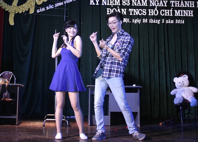 Tiết mục hát Chuyện mưa kết hợp với múa đương đại đặc sắc của Bạch Huy Hoàng và Nguyễn Thị Hồng Linh.