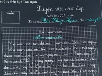 Cô giáo còn viết chữ rất đẹp.
