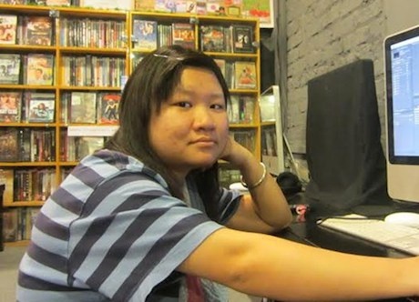 Nu dao dien sinh vien: Soc, am anh o nghia trang thai nhi hinh anh