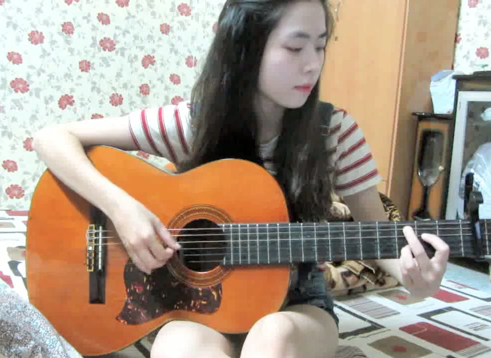 Clip co gai om guitar cover 'Chan ngan' hinh anh