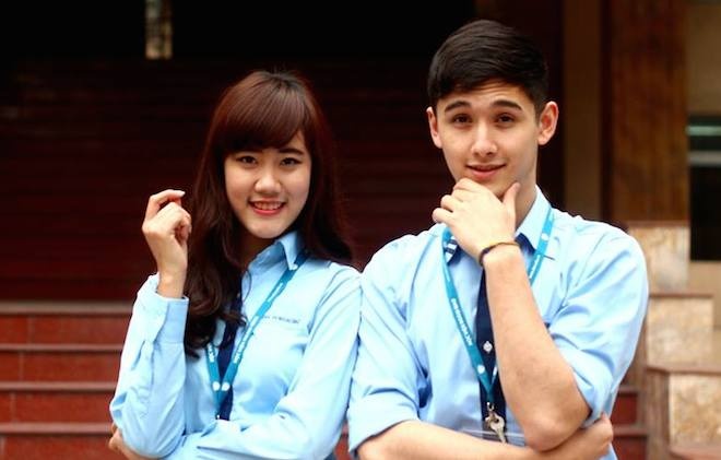 Chang trai Ukraina noi bat giua dan hot boy HV Ngoai giao hinh anh