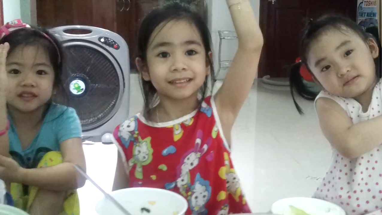 Clip 3 be gai tra loi cau do khien nguoi xem bat cuoi hinh anh